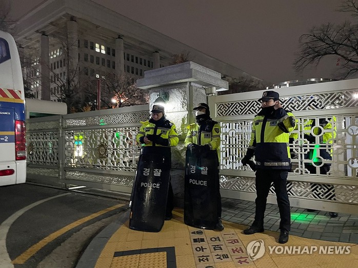 Lối vào trụ sở quốc hội Hàn Quốc bị chặn ngay trong đêm 3-12. Ảnh: Yonhap Lối vào trụ sở quốc hội Hàn Quốc bị chặn ngay trong đêm 3-12. Ảnh: Yonhap