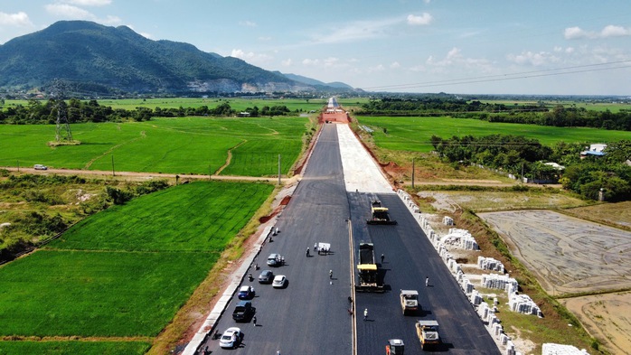 Bà Rịa - Vũng Tàu tăng trưởng kinh tế đạt 2 con số, cao nhất trong 10 năm qua- Ảnh 3. Bà Rịa - Vũng Tàu tăng trưởng kinh tế đạt 2 con số, cao nhất trong 10 năm qua- Ảnh 3.