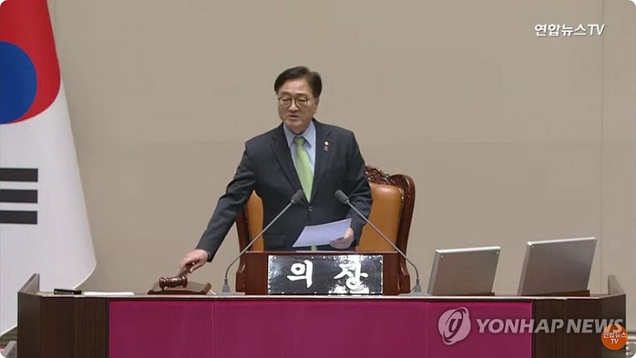 Chủ tịch Quốc hội Woo Won-sik thông qua nghị quyết yêu cầu Tổng thống Yoon Suk-yeol dỡ bò lệnh giới nghiêm. Ảnh: Yonhap Chủ tịch Quốc hội Woo Won-sik thông qua nghị quyết yêu cầu Tổng thống Yoon Suk-yeol dỡ bò lệnh giới nghiêm. Ảnh: Yonhap
