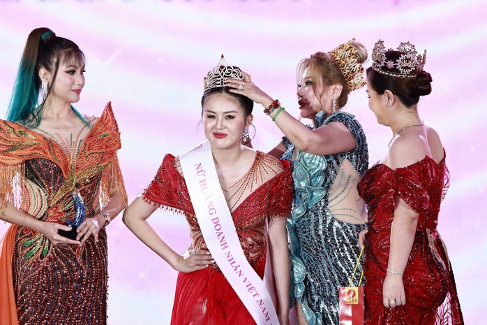 Nhan sắc dược sĩ thắng vương miện cuộc thi "Nữ hoàng Doanh nhân Việt Nam 2024"- Ảnh 1. Nhan sắc dược sĩ thắng vương miện cuộc thi "Nữ hoàng Doanh nhân Việt Nam 2024"- Ảnh 1.