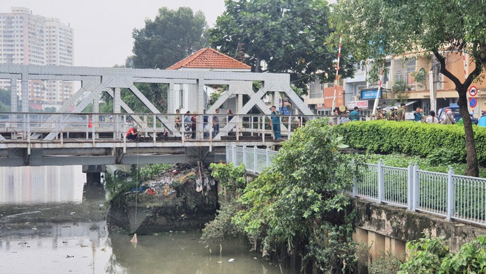 Phát hiện thi thể nam giới trên kênh Nhiêu Lộc - Thị Nghè- Ảnh 1. Phát hiện thi thể nam giới trên kênh Nhiêu Lộc - Thị Nghè- Ảnh 1.
