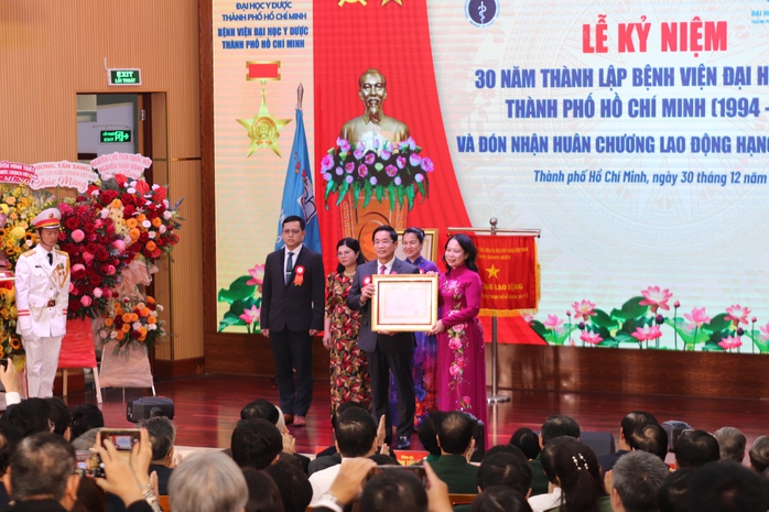 Bệnh viện Đại học Y Dược TP HCM đón nhận danh hiệu Anh hùng Lao động- Ảnh 1. Bệnh viện Đại học Y Dược TP HCM đón nhận danh hiệu Anh hùng Lao động- Ảnh 1.