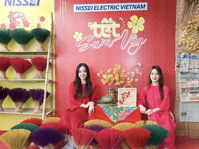 Công nhân Công ty TNHH Nissei Electric Việt Nam chụp ảnh ở góc “Chào đón Tết cùng Nissei”. Ảnh: HỒNG ĐÀO Công nhân Công ty TNHH Nissei Electric Việt Nam chụp ảnh ở góc “Chào đón Tết cùng Nissei”. Ảnh: HỒNG ĐÀO