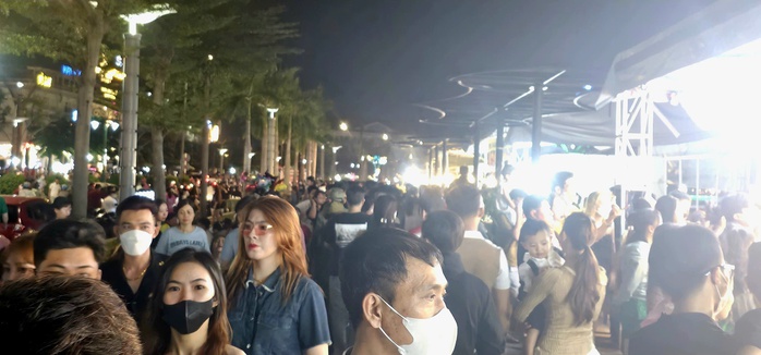 Hình ảnh dòng người đông nghẹt tại lễ hội ẩm thực ở phố đi bộ Thủ Dầu Một- Ảnh 1. Hình ảnh dòng người đông nghẹt tại lễ hội ẩm thực ở phố đi bộ Thủ Dầu Một- Ảnh 1.
