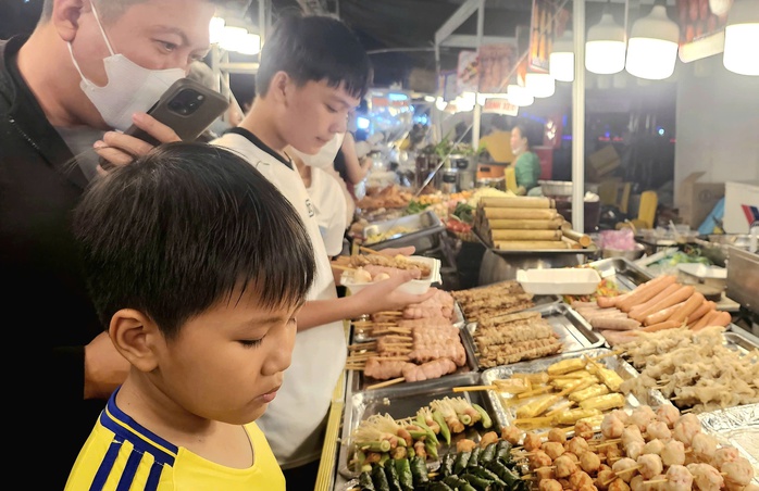 Hình ảnh dòng người đông nghẹt tại lễ hội ẩm thực ở phố đi bộ Thủ Dầu Một- Ảnh 5. Hình ảnh dòng người đông nghẹt tại lễ hội ẩm thực ở phố đi bộ Thủ Dầu Một- Ảnh 5.