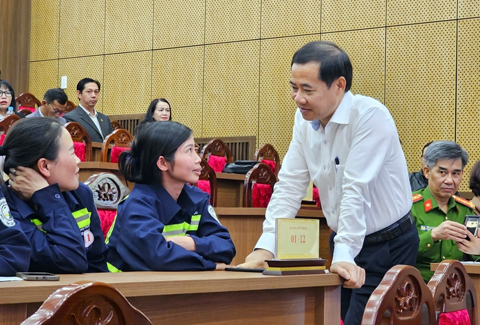 Quyền Bí thư Tỉnh ủy Lâm Đồng tặng nước mắm cho công nhân môi trường Đà Lạt- Ảnh 2. Quyền Bí thư Tỉnh ủy Lâm Đồng tặng nước mắm cho công nhân môi trường Đà Lạt- Ảnh 2.