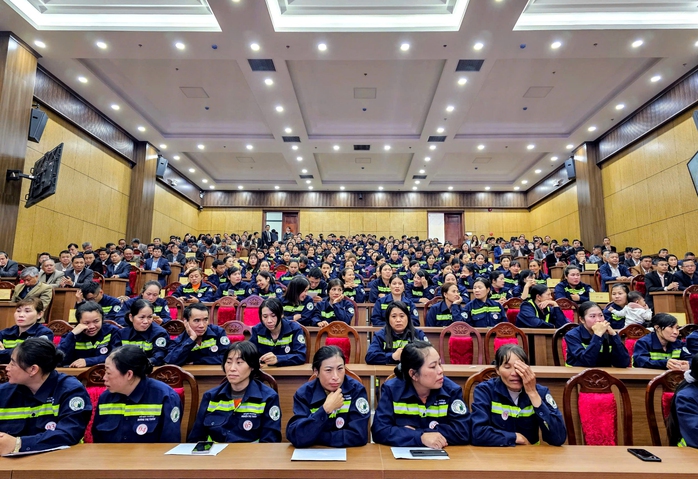 Quyền Bí thư Tỉnh ủy Lâm Đồng tặng nước mắm cho công nhân môi trường Đà Lạt- Ảnh 1. Quyền Bí thư Tỉnh ủy Lâm Đồng tặng nước mắm cho công nhân môi trường Đà Lạt- Ảnh 1.