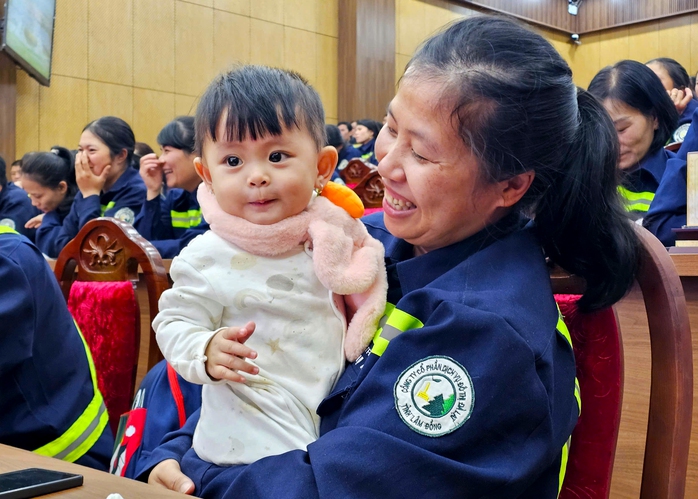 Quyền Bí thư Tỉnh ủy Lâm Đồng tặng nước mắm cho công nhân môi trường Đà Lạt- Ảnh 3. Quyền Bí thư Tỉnh ủy Lâm Đồng tặng nước mắm cho công nhân môi trường Đà Lạt- Ảnh 3.