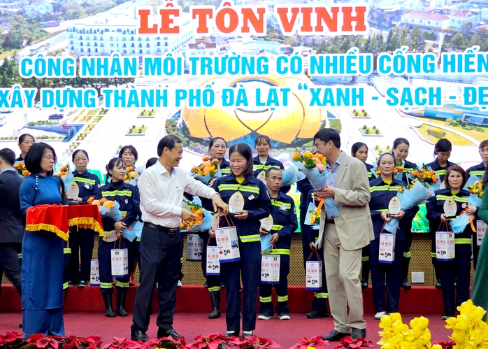 Quyền Bí thư Tỉnh ủy Lâm Đồng tặng nước mắm cho công nhân môi trường Đà Lạt- Ảnh 4. Quyền Bí thư Tỉnh ủy Lâm Đồng tặng nước mắm cho công nhân môi trường Đà Lạt- Ảnh 4.