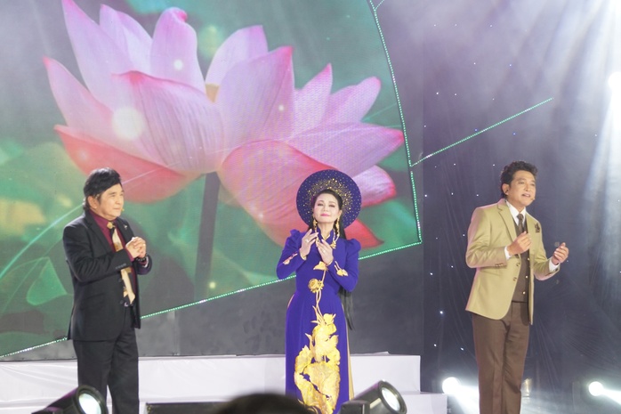 Quan Trí - Mỹ Huyền đoạt giải Quán quân song ca "Tài tử miệt vườn" 2024- Ảnh 3. Quan Trí - Mỹ Huyền đoạt giải Quán quân song ca "Tài tử miệt vườn" 2024- Ảnh 3.