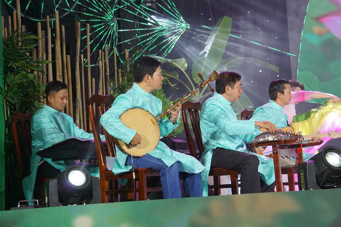 Quan Trí - Mỹ Huyền đoạt giải Quán quân song ca "Tài tử miệt vườn" 2024- Ảnh 5. Quan Trí - Mỹ Huyền đoạt giải Quán quân song ca "Tài tử miệt vườn" 2024- Ảnh 5.