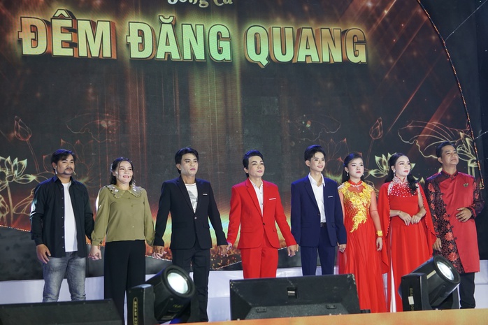 Quan Trí - Mỹ Huyền đoạt giải Quán quân song ca "Tài tử miệt vườn" 2024- Ảnh 4. Quan Trí - Mỹ Huyền đoạt giải Quán quân song ca "Tài tử miệt vườn" 2024- Ảnh 4.
