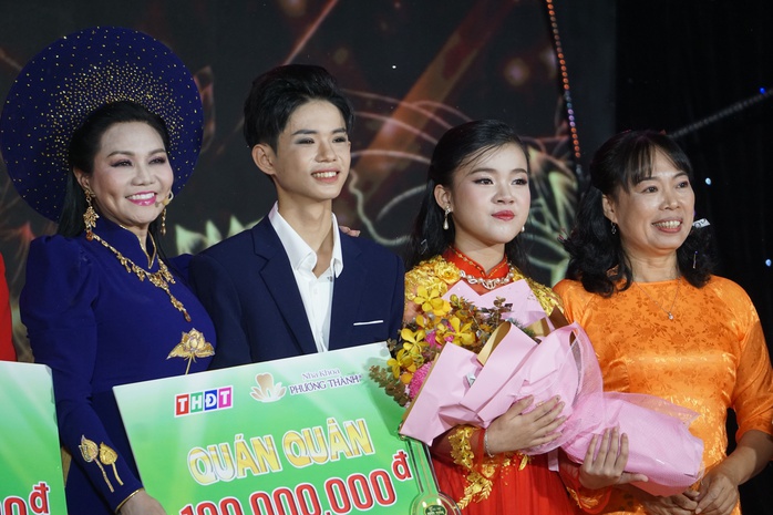 Quan Trí - Mỹ Huyền đoạt giải Quán quân song ca "Tài tử miệt vườn" 2024- Ảnh 1. Quan Trí - Mỹ Huyền đoạt giải Quán quân song ca "Tài tử miệt vườn" 2024- Ảnh 1.