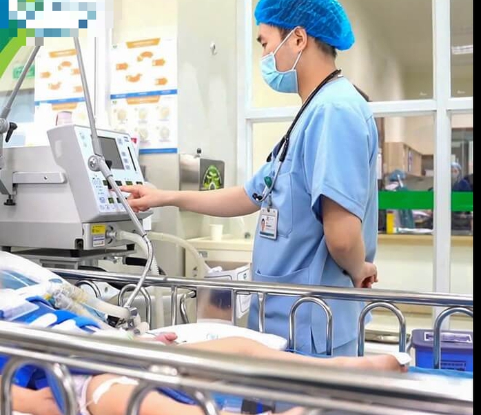 Dây mũ áo mắc vào cầu trượt, bé 3 tuổi ngạt thở, ngưng tim- Ảnh 1. Dây mũ áo mắc vào cầu trượt, bé 3 tuổi ngạt thở, ngưng tim- Ảnh 1.