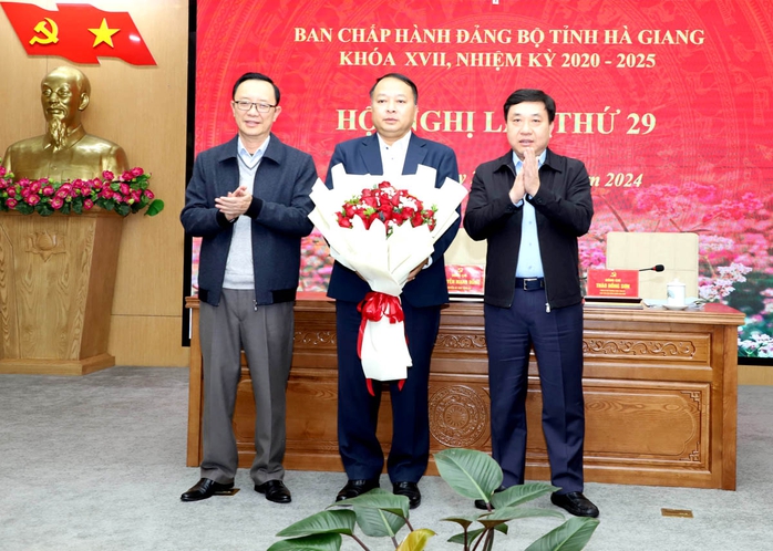Giám đốc Công an tỉnh Hà Giang được bầu làm Chủ tịch UBND tỉnh- Ảnh 1. Giám đốc Công an tỉnh Hà Giang được bầu làm Chủ tịch UBND tỉnh- Ảnh 1.