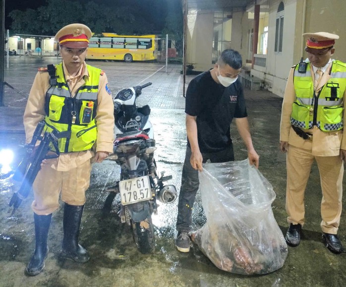 Dừng xe kiểm tra, CSGT phát hiện thanh niên giấu súng trong người- Ảnh 1. Dừng xe kiểm tra, CSGT phát hiện thanh niên giấu súng trong người- Ảnh 1.