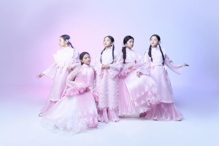 Áo Nhật Bình, áo dài, lộng bướm được đưa vào "Bách hoa tiên"- Ảnh 14. Áo Nhật Bình, áo dài, lộng bướm được đưa vào "Bách hoa tiên"- Ảnh 14.