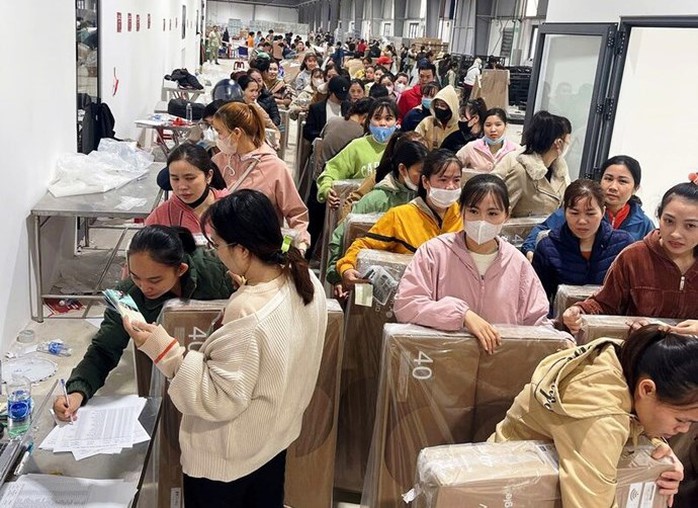 Quảng Ngãi: Một công ty tặng 4.400 tivi cho công nhân- Ảnh 1. Quảng Ngãi: Một công ty tặng 4.400 tivi cho công nhân- Ảnh 1.