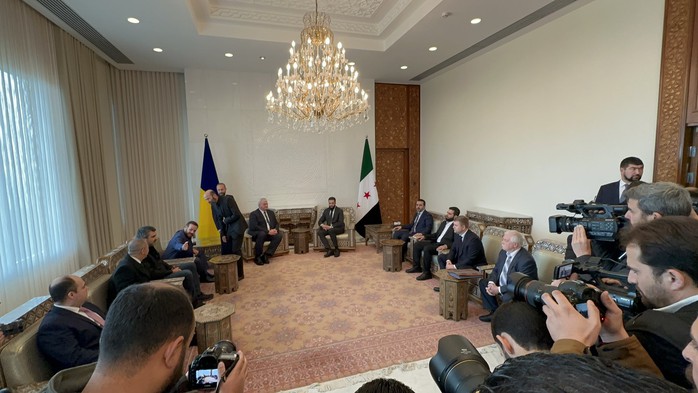 Hai bộ trưởng ngoại giao Syria và Ukraine (giữa) trong cuộc gặp ngày 30-12. Ảnh: X Hai bộ trưởng ngoại giao Syria và Ukraine (giữa) trong cuộc gặp ngày 30-12. Ảnh: X