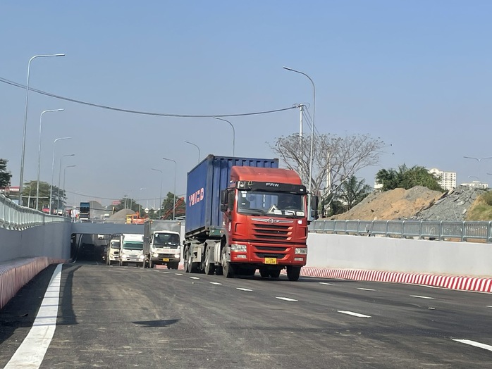 Sáng nay, thông xe 4 công trình quan trọng cửa ngõ TP HCM- Ảnh 4. Sáng nay, thông xe 4 công trình quan trọng cửa ngõ TP HCM- Ảnh 4.