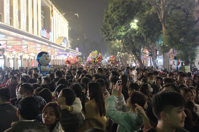 Hà Nội: Pháo hoa rực rỡ đón chào năm mới 2025- Ảnh 3. Hà Nội: Pháo hoa rực rỡ đón chào năm mới 2025- Ảnh 3.