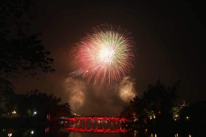 Hà Nội: Pháo hoa rực rỡ đón chào năm mới 2025- Ảnh 5. Hà Nội: Pháo hoa rực rỡ đón chào năm mới 2025- Ảnh 5.
