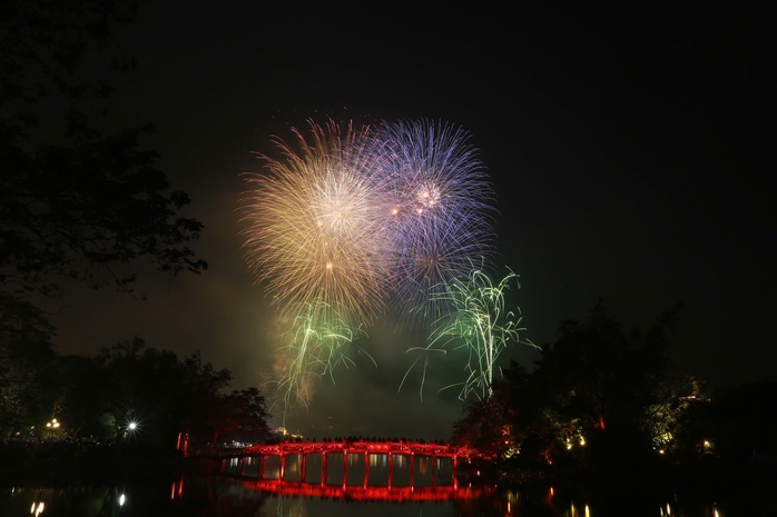 Hà Nội: Pháo hoa rực rỡ đón chào năm mới 2025- Ảnh 9. Hà Nội: Pháo hoa rực rỡ đón chào năm mới 2025- Ảnh 9.