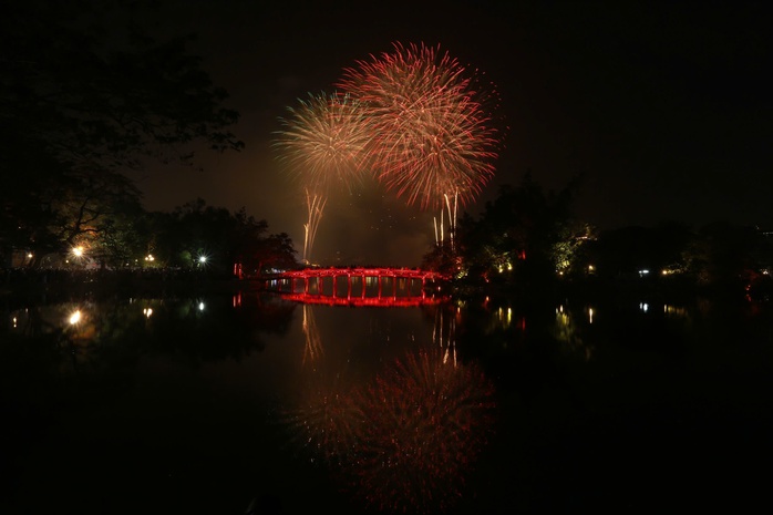 Hà Nội: Pháo hoa rực rỡ đón chào năm mới 2025- Ảnh 8. Hà Nội: Pháo hoa rực rỡ đón chào năm mới 2025- Ảnh 8.