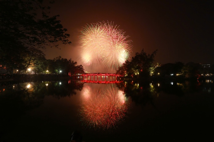 Hà Nội: Pháo hoa rực rỡ đón chào năm mới 2025- Ảnh 6. Hà Nội: Pháo hoa rực rỡ đón chào năm mới 2025- Ảnh 6.