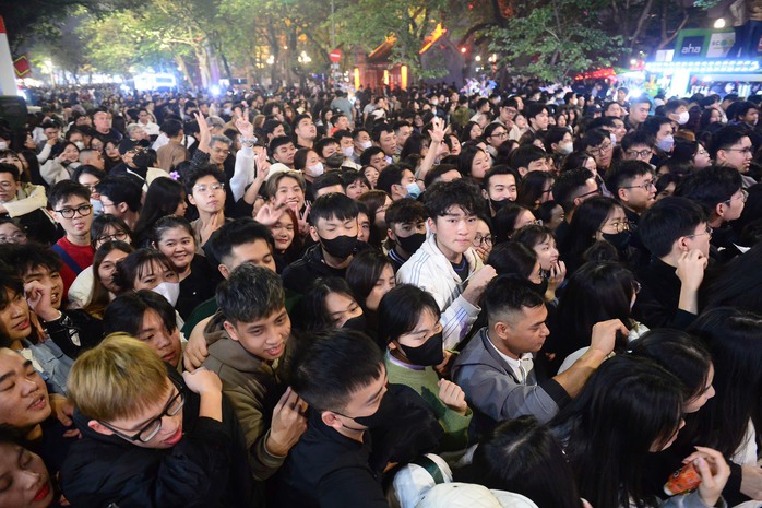 Hà Nội: Pháo hoa rực rỡ đón chào năm mới 2025- Ảnh 2. Hà Nội: Pháo hoa rực rỡ đón chào năm mới 2025- Ảnh 2.