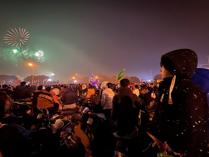 Hà Nội: Pháo hoa rực rỡ đón chào năm mới 2025- Ảnh 10. Hà Nội: Pháo hoa rực rỡ đón chào năm mới 2025- Ảnh 10.