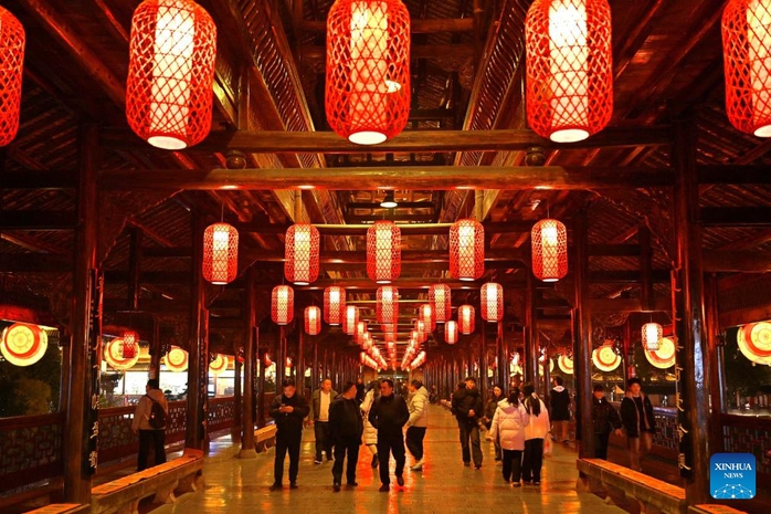 Khách du lịch tham quan Cầu Fengyu được trang trí bằng đèn lồng ở huyện Tuyên Ân, tỉnh Hồ Bắc - Trung Quốc. Ảnh: Tân Hoa Xã Khách du lịch tham quan Cầu Fengyu được trang trí bằng đèn lồng ở huyện Tuyên Ân, tỉnh Hồ Bắc - Trung Quốc. Ảnh: Tân Hoa Xã