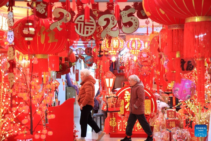 Khách hàng mua đồ trang trí lễ hội tại một khu chợ ở Nam Kinh, tỉnh Giang Tô - Trung Quốc. Ảnh: Tân Hoa Xã Khách hàng mua đồ trang trí lễ hội tại một khu chợ ở Nam Kinh, tỉnh Giang Tô - Trung Quốc. Ảnh: Tân Hoa Xã