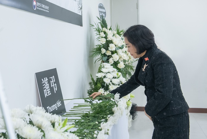 Phó Thủ tướng, Phó Chủ tịch Quốc hội viếng và chia buồn tại Đại sứ quán Hàn Quốc- Ảnh 4. Phó Thủ tướng, Phó Chủ tịch Quốc hội viếng và chia buồn tại Đại sứ quán Hàn Quốc- Ảnh 4.