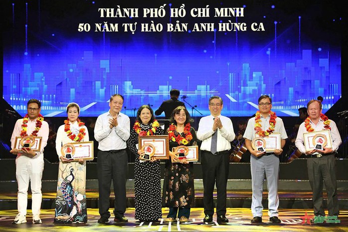 Văn nghệ sĩ TP HCM tự hào về "TP HCM - 50 năm tự hào bản anh hùng ca"- Ảnh 1. Văn nghệ sĩ TP HCM tự hào về "TP HCM - 50 năm tự hào bản anh hùng ca"- Ảnh 1.