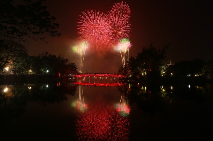 Hà Nội: Pháo hoa rực rỡ đón chào năm mới 2025- Ảnh 7. Hà Nội: Pháo hoa rực rỡ đón chào năm mới 2025- Ảnh 7.
