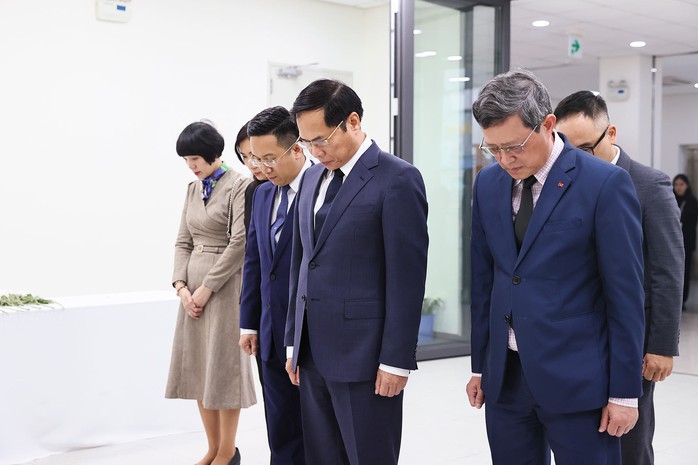 Phó Thủ tướng, Phó Chủ tịch Quốc hội viếng và chia buồn tại Đại sứ quán Hàn Quốc- Ảnh 2. Phó Thủ tướng, Phó Chủ tịch Quốc hội viếng và chia buồn tại Đại sứ quán Hàn Quốc- Ảnh 2.