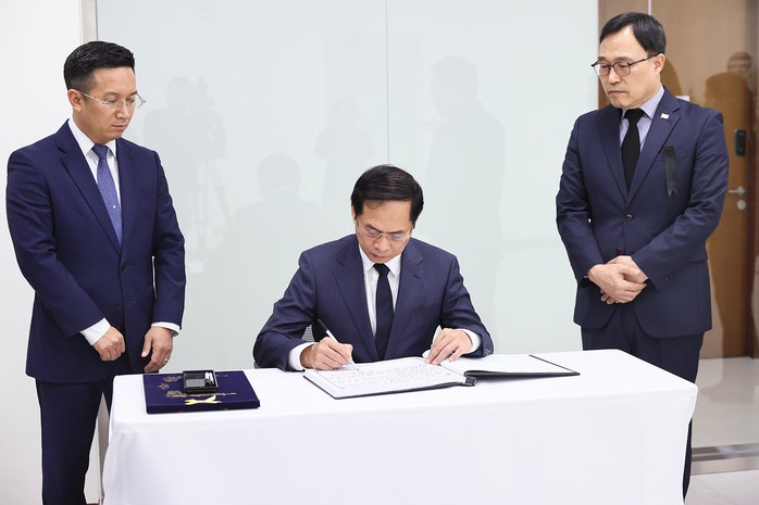 Phó Thủ tướng, Phó Chủ tịch Quốc hội viếng và chia buồn tại Đại sứ quán Hàn Quốc- Ảnh 3. Phó Thủ tướng, Phó Chủ tịch Quốc hội viếng và chia buồn tại Đại sứ quán Hàn Quốc- Ảnh 3.
