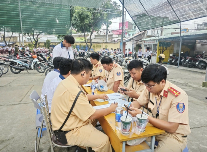 Giấy phép lái xe quá hạn 1 ngày phải thi lại lý thuyết- Ảnh 1. Giấy phép lái xe quá hạn 1 ngày phải thi lại lý thuyết- Ảnh 1.