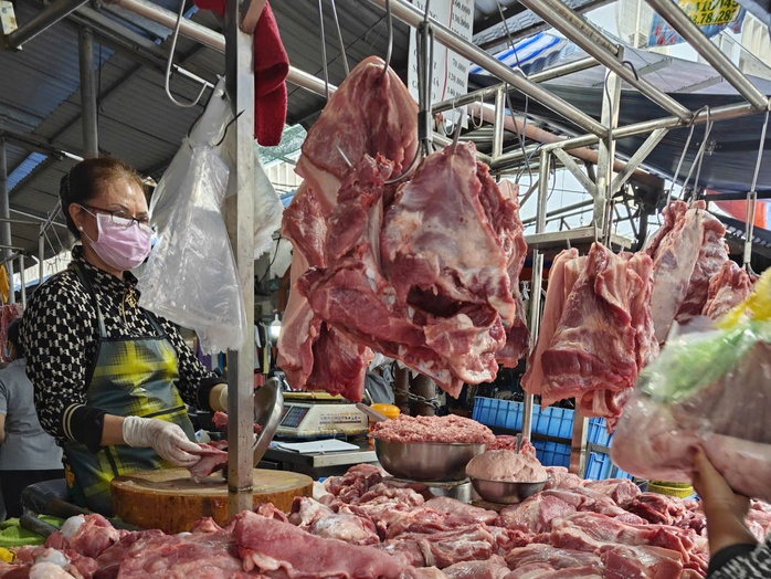 Khó kìm giá thịt heo Tết- Ảnh 2. Khó kìm giá thịt heo Tết- Ảnh 2.