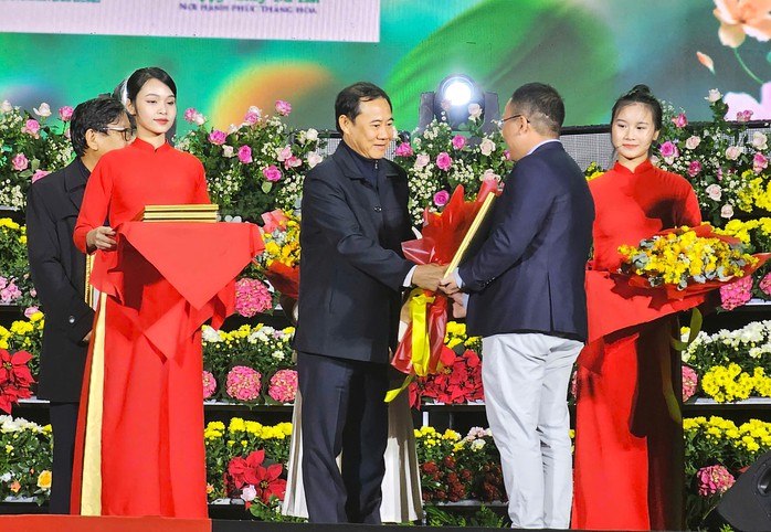 Lâm Đồng bế mạc Festival Hoa Đà Lạt và chào đón năm mới 2025- Ảnh 4. Lâm Đồng bế mạc Festival Hoa Đà Lạt và chào đón năm mới 2025- Ảnh 4.