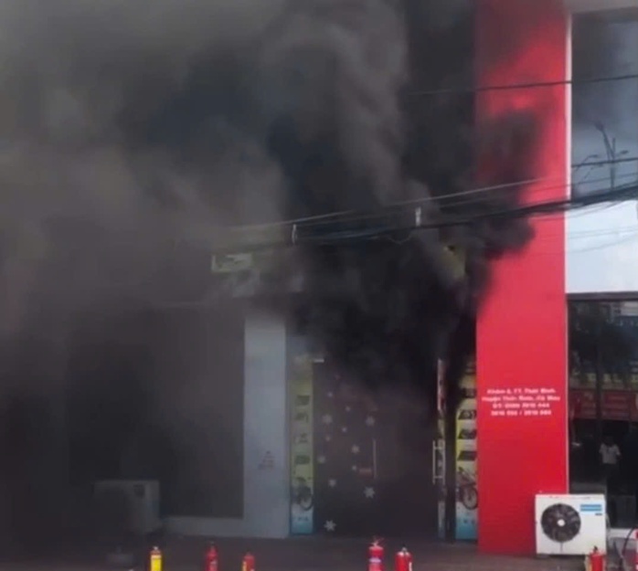 VIDEO: Cháy kinh hoàng tại cửa hàng xe máy ở Cà Mau- Ảnh 1. VIDEO: Cháy kinh hoàng tại cửa hàng xe máy ở Cà Mau- Ảnh 1.