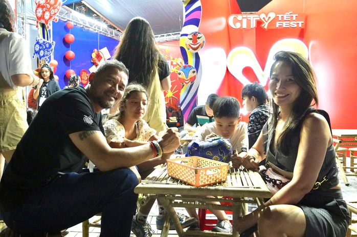 Biển người kéo về trung tâm TP HCM, nhiều tuyến đường kẹt cứng- Ảnh 11. Biển người kéo về trung tâm TP HCM, nhiều tuyến đường kẹt cứng- Ảnh 11.