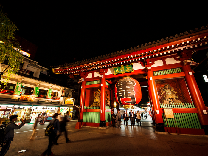 Người dân địa phương cũng như du khách đến Chùa Sensoji ở Tokyo - Nhật Bản để chào mừng sự khởi đầu năm mới. Ảnh: TimeOut Người dân địa phương cũng như du khách đến Chùa Sensoji ở Tokyo - Nhật Bản để chào mừng sự khởi đầu năm mới. Ảnh: TimeOut