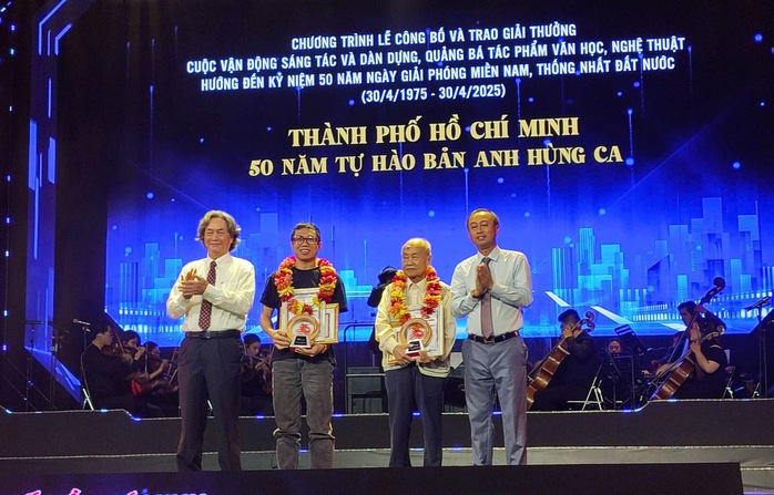 Văn nghệ sĩ TP HCM tự hào về "TP HCM - 50 năm tự hào bản anh hùng ca"- Ảnh 7. Văn nghệ sĩ TP HCM tự hào về "TP HCM - 50 năm tự hào bản anh hùng ca"- Ảnh 7.