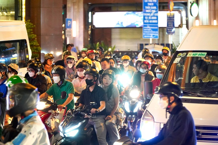 Biển người kéo về trung tâm TP HCM, nhiều tuyến đường kẹt cứng- Ảnh 5. Biển người kéo về trung tâm TP HCM, nhiều tuyến đường kẹt cứng- Ảnh 5.