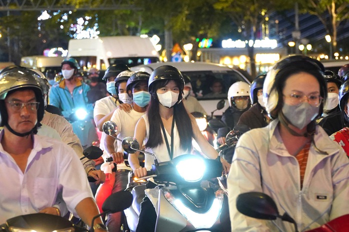Biển người kéo về trung tâm TP HCM, nhiều tuyến đường kẹt cứng- Ảnh 6. Biển người kéo về trung tâm TP HCM, nhiều tuyến đường kẹt cứng- Ảnh 6.