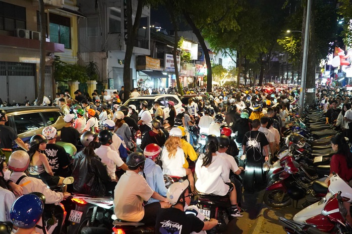 Hàng ngàn người đổ về trung tâm TP HCM đón chờ thời khắc năm mới 2025- Ảnh 13. Hàng ngàn người đổ về trung tâm TP HCM đón chờ thời khắc năm mới 2025- Ảnh 13.
