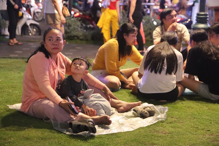 Biển người kéo về trung tâm TP HCM, nhiều tuyến đường kẹt cứng- Ảnh 10. Biển người kéo về trung tâm TP HCM, nhiều tuyến đường kẹt cứng- Ảnh 10.