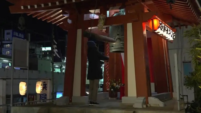 Người dân tụ tập tại đền Tokudai-ji ở thủ đô Tokyo chào đón năm mới. Ảnh: CNN Người dân tụ tập tại đền Tokudai-ji ở thủ đô Tokyo chào đón năm mới. Ảnh: CNN